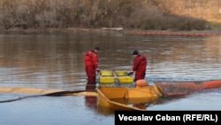 Salvatori instalează un prim filtru pe Nistru pentru captarea poluanților care au ajuns în râu din Ucraina, în urma unui atac al Rusiei, Cureșnița, raionul Soroca, 12 martie 2026