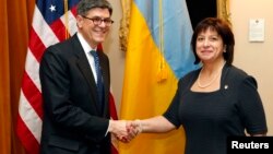 Міністр фінансів США Джейкоб Лью (ліворуч) вітає українську колегу Наталію Яресько перед початком переговорів у Вашингтоні, березень 2015 року