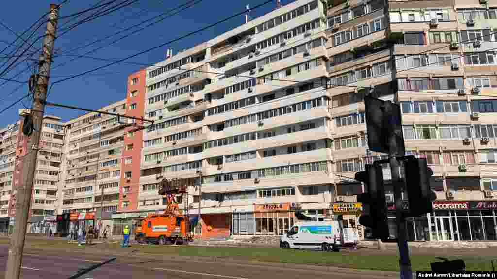 Багатоповерховий будинок у місті Галац в Румунії, у який врізався російський дрон