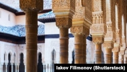 Coloane în Curtea Leilor la palatul Alhambra din Granada. Cel mai vizitat monument din Spania va găzdui la 5 octombrie summitul Comunității Politice Europene, preluând ștafeta de la Castel Mimi (Bulboaca). 