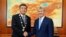 Sobiq prezident Almazbek Atambaev (o‘ngda) va amaldagi prezident So‘o‘ro‘nbay Jeenbekov.