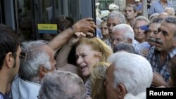 Пенсионеры в очереди перед зданием банка на греческом острове Крит. Ираклион, 9 июля 2015 года.