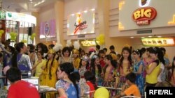 Ўзбекистондаги бахтли болаликни кўрсатиш учун Гулнора Каримова томонидан уюштирилган байрам тадбирларидан бири Тошкент марказидаги машҳур ресторанлардан бирида бўлиб ўтди.