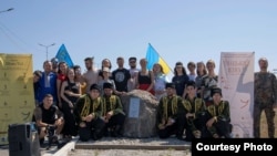 Участники арт-проекта возле памятного знака, Каланчак, Украина. Фото Венеры Абибулаевой