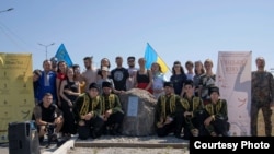 Участники арт-проекта возле памятного знака, Каланчак, Украина. Фото Венеры Абибулаевой 