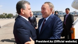 Президент Узбекистана Шавкат Мирзияев (слева) приветствует прибывшего с визитом в Ташкент президента Казахстана Нурсултана Назарбаева. 16 сентября 2017 года.