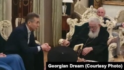 „ქართული ოცნების“ დამფუძნებელი ბიძინა ივანიშვილი (მარცხნივ) და საქართველოს პატრიარქი ილია მეორე.