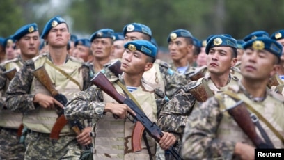 Парнелло бассейнде Джинкс лабиринтімен кездесіп, оны үйге апарып, массаж жасайды.