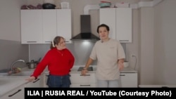 19-летняя Наоми из Эквадора и Илья Николаев. Скриншот из видео