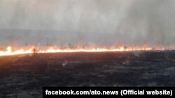 Пожежа в степу на лінії розмежування. Донецька область (Фото прес-центру Штабу АТО) 