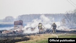 Пожарные в сгоревшем селе Каракуль.