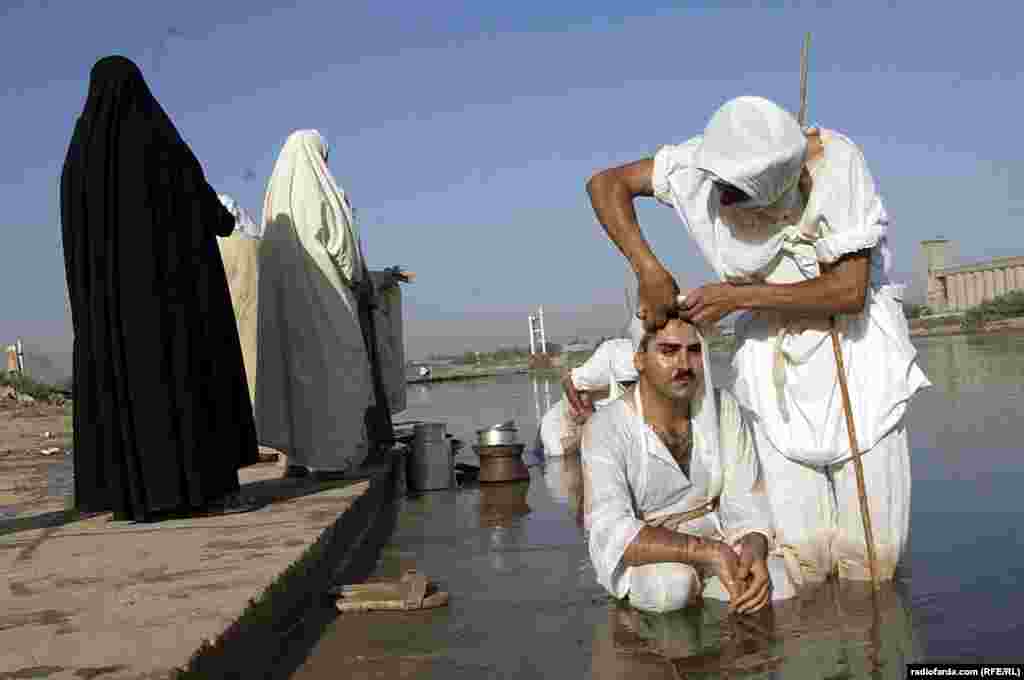 شخص تعمید شونده از سمت راست تعمید کننده (روحانی) وارد آب می&zwnj;شود و شخص روحانی بر سر او آب می&zwnj;ریزد.&nbsp;