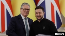 Britanski premijer Keir Starmer (lijevo) i ukrajinski predsjednik Volodimir Zelenski nakon potpisivanja "historijskog 100-godišnjeg partnerstva" u Kijevu, Ukrajina, 16. januara 2025.