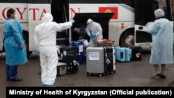 Gyrgyzystanyň ýörite barlag resmileri Hytaýdan gelen raýatlaryň goşlaryny barlaýar.