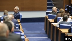 Лидерът на „Възраждане“ Костадин Костадинов и лидерът на ГЕРБ Бойко Борисов в парламента. Снимката е от януари 2025 г.