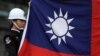 Peking tretira Tajvan kao svoju odmetnutu provinciju, dok Tajvan sebe doživljava kao suverenu državu. (Foto:Vojna počasna garda drži tajvansku nacionalnu zastavu u Tajpeju)