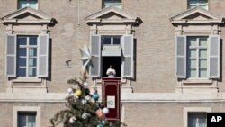 Рим папаси Франциск мессасини собор қаршисида тақрибан 10 минг одам эшитди. 2017, 24 декабрь.