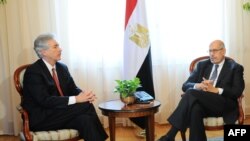  Zëvendës presidenti i Egjiptit Mohamed ElBaradei (djathtas) gjatë takimit me zyrtarin e lartë amerikan William Burns në Kajro më 3 Gusht