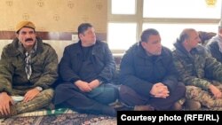 تعدادی از اعضای هیئت حکومت افغانستان که برای بررسی قضیه بهسود به میدان وردک رفته اند