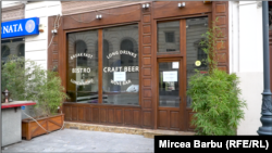 Un bar din Centrul Vechi afișează semnul „De Închiriat” pe geam. Zeci de localuri din zonă au fost nevoite să-și închidă ușile, cel puțin temporar, ca urmare a restricțiilor.