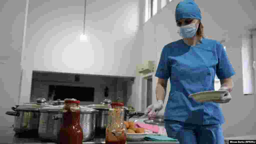 Marinela Moț, 33 de ani, este asistent nutriționist și cea care decide meniul zilnic pentru pacienții Covid din spitalul &bdquo;Caritas&rdquo; Roșiori de Vede/Teleorman.&nbsp;
