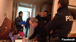 Italy - Armenian opposition leader Nikol Pashinian is surrounded by police officers in his hotel room in Rome,30Jan2018.