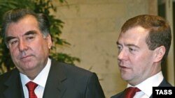 Йиллар давомида Москванинг ваъдаларига алданиб¸ қуруқ қўл билан қолаëтган Тожикистон раҳбарияти¸ бу гал Москвага "алдагани бола яхши"¸ қабилидаги ўйиннинг  ўтмаслигидан мужда йўллаëтир.