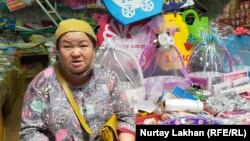 "Арлан" базарында той бұйымдарын сатып отырған Мая Жүсіпова.