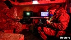 Ілюстраційне фото. Військові підрозділу протиповітряної оборони готують FPV-дрон поблизу Куп’янська, листопад 2025 року