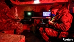 Militari ucraineni pregătesc un interceptor de drone în regiunea Harkov.