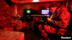 Ілюстраційне фото. Військові підрозділу протиповітряної оборони готують дрон-перехоплювач поблизу Куп’янська, листопад 2025 року