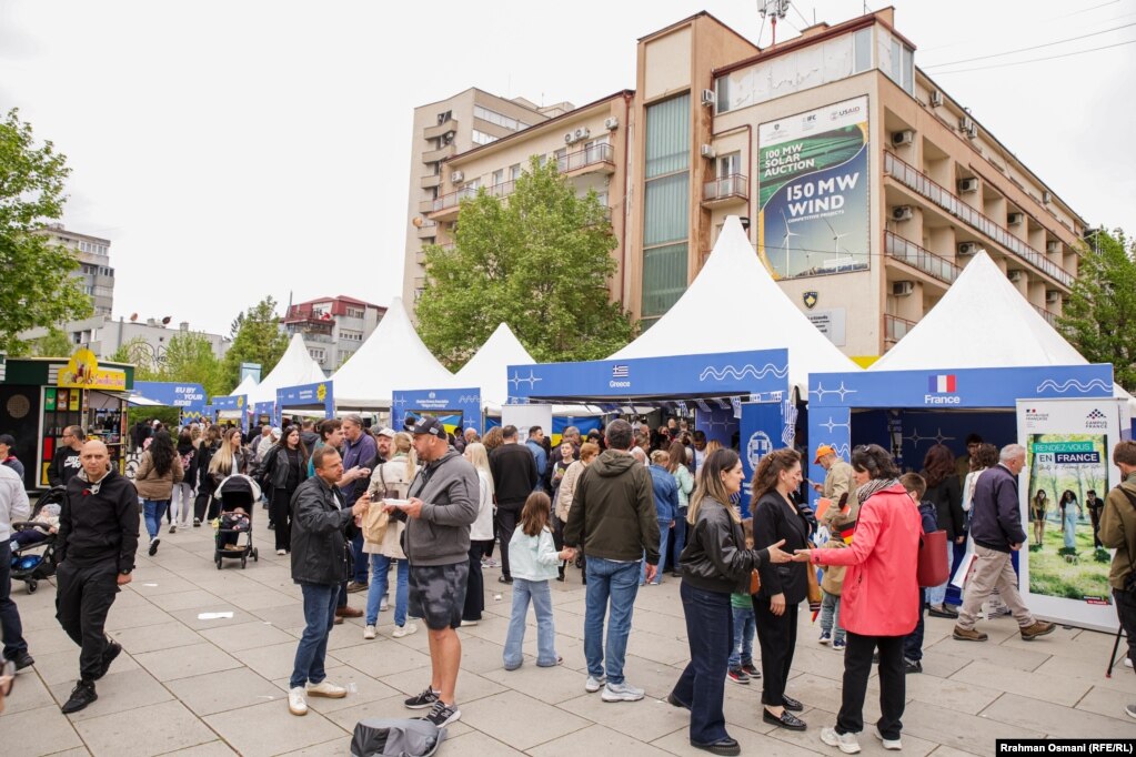 Pjesë e aktiviteteve në Prishtinë ishte panairi "Team Europe" (shqip: Ekipi Evropë). Tezgat e përgatitura për nder të vendeve të BE-së tërhoqën shumë qytetarë.