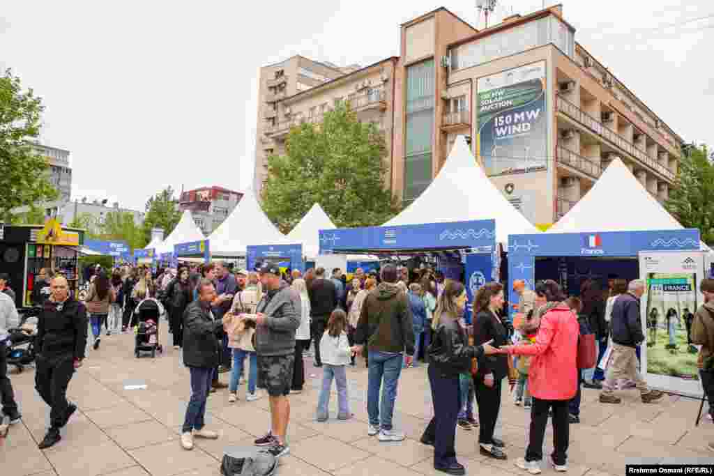 Pjesë e aktiviteteve në Prishtinë ishte panairi "Team Europe" (shqip: Ekipi Evropë). Tezgat e përgatitura për nder të vendeve të BE-së tërhoqën shumë qytetarë.
