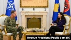 Predsednica Kosova Vjosa Osmani sastala se s komandantom Združene savezničke komande NATO-a u Napulju, admiralom Džordžom Vikofom, u Priština, 12. januar 2025.
