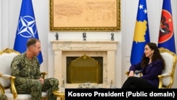 Presidentja e Kosovës, Vjosa Osmani, takon komandantin e Komandës së Forcave të Përbashkëta Aleate të NATO-s në Napoli, admiralin George M. Wikoff, në Prishtinë, 12 janar.