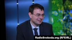 «Завершуємо консультації і наступного тижня представимо законопроєкт громадськості. Зволікати з ухваленням не будемо», – заявив Данило Гетманцев