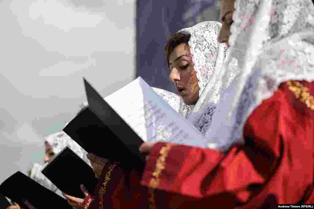 Corul bisericii Etchimiadzin participă la ritualul de canonizare a celor 1.500.000 de armeni, victime ale Genocidului Armean din 1915, la Sfântul Scaun de la Etchimiadzin, centrul Patriarhiei armene, joi, 23 aprilie 2015, Etchimiadzin, Armenia.