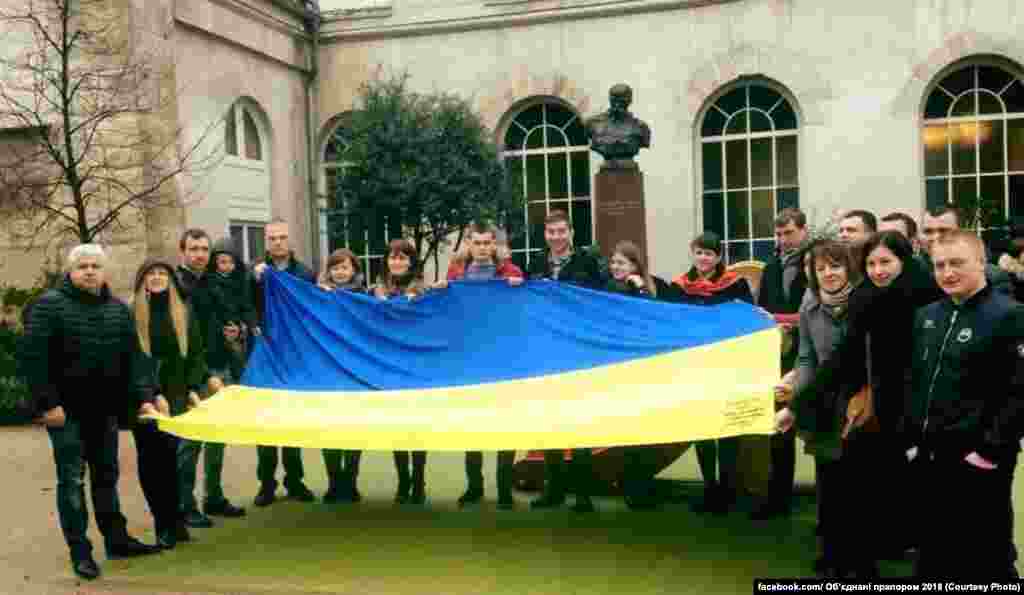 Далі французькі &laquo;бандерівці&raquo; (як вони себе називають) зустрічали прапор біля пам&rsquo;ятника Шевченку