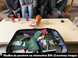 Uz migrante je pronađena veća količina putnih isprava