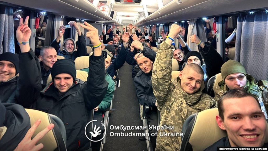 Українські військові після звільнення з російського полону 30 грудня 2024 року