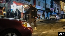 Pripadnik talibanskih bezbednosnih snaga obezbeđuje mesto eksplozije posla napada na restoran kineskog hotela u Kabulu 19. januara, za koji je odgovornost preuzela Islamska država – provincija Horasan (IS-K).