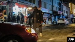  یک نیروی امنیتی طالبان در محل انفجار ۱۹ جنوری ۲۰۲۶ در شهر کابل