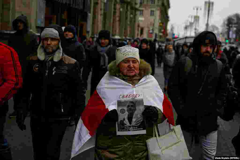 Як і звычайна, шэсьце ішло па ходніках, удзельнікі не пераходзілі дарогу на чырвонае сьвятло