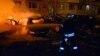 Un pompier, stingând incendiul provocat de o dronă rusească la Harkov, în noaptea de 8-9 aprilie 2025