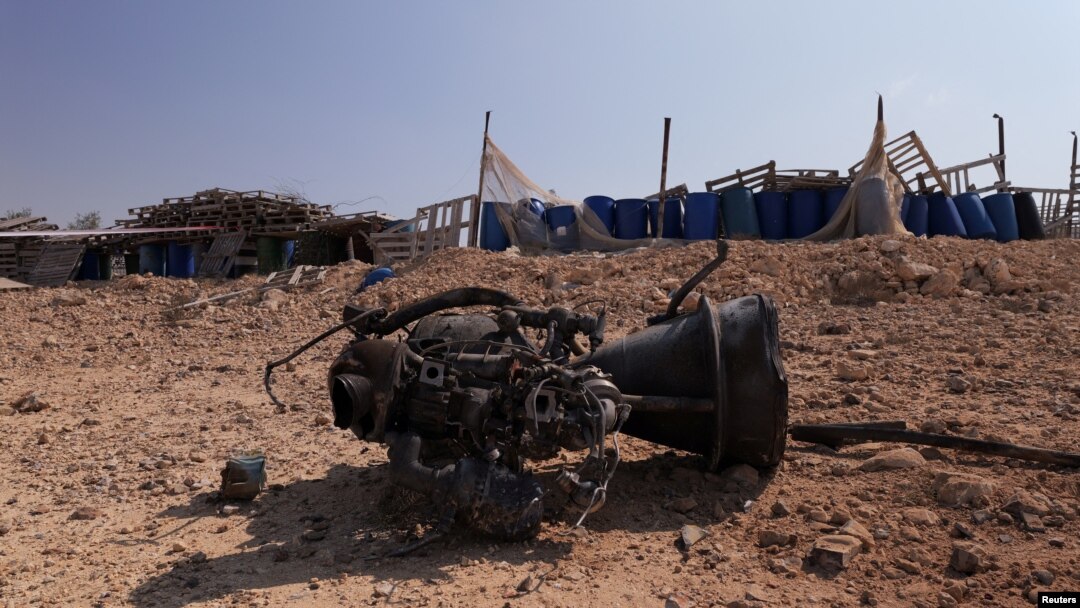 Rămășițe ale unei rachete lansate de Iran în noaptea de sâmbătă spre duminică asupra Israelului, în orașul Arad, din sud-estul țării.