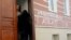 У входа в здание офиса правозащитной организации "Мемориал". Москва, 21 марта 2013 года.