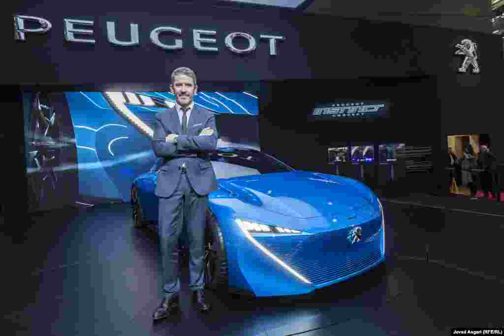 &nbsp;طراح ارشد پژو در کنار&nbsp; خودرو مفهموی جدید سوپر اسپرت پژو در نمایشگاه 