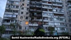 За даними Повітряних сил ЗСУ, у ніч проти 24 травня армія РФ здійснила удар по Україні із застосуванням 14 балістичних ракет та 250 дронів. На фото - наслідки атаки у Києві