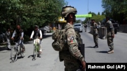 Сотрудник сил безопасности Афганистана в Кабуле в первый день мусульманского праздника Ид-аль-Фитр. Кабул, 24 мая 2020 года.