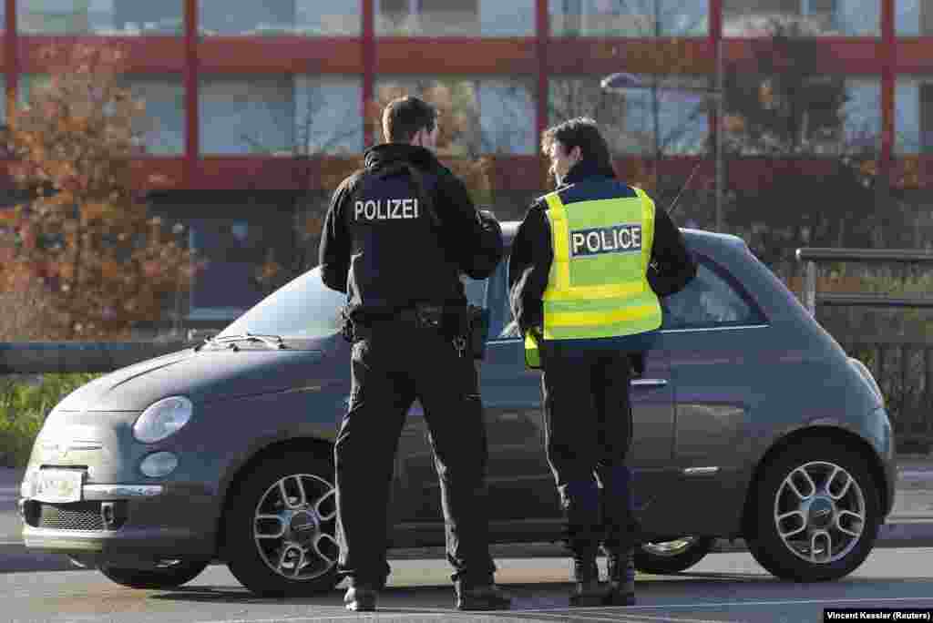 Francuski i njemački policajci provode pojačane kontrole na granici u Briselu, 16. novembar 2015. &nbsp;